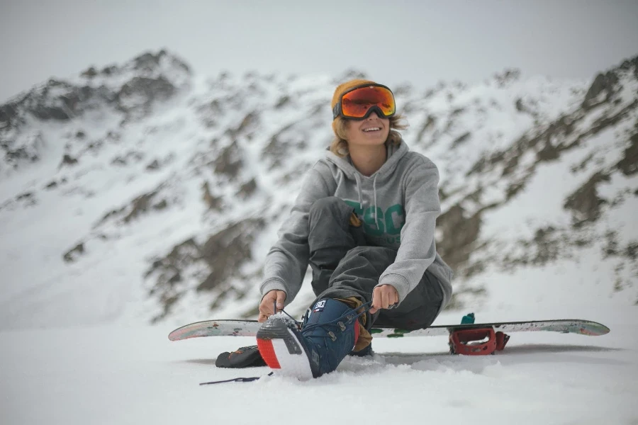 Frau bereitet sich darauf vor, mit verschiedenen Accessoires auf die Piste zu gehen