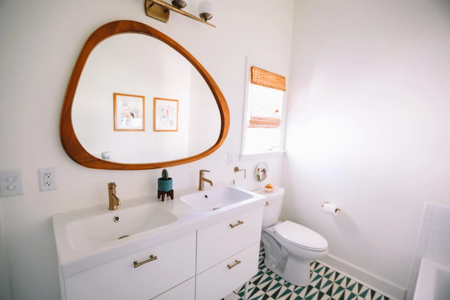 Espelho de maquiagem assimétrico para banheiro com moldura de madeira