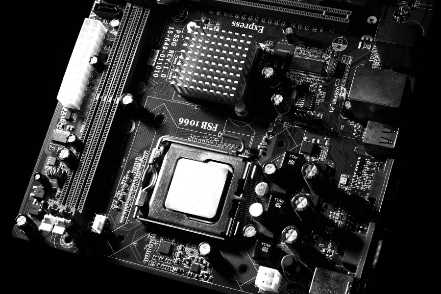 Motherboard modern berwarna hitam dengan berbagai komponen