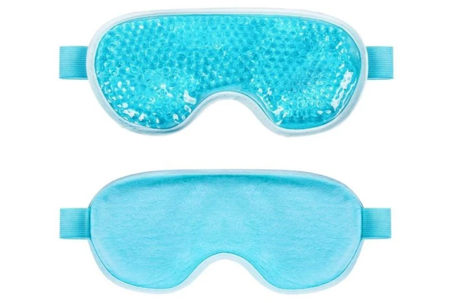 Una maschera per gli occhi in gel con perline blu su sfondo bianco