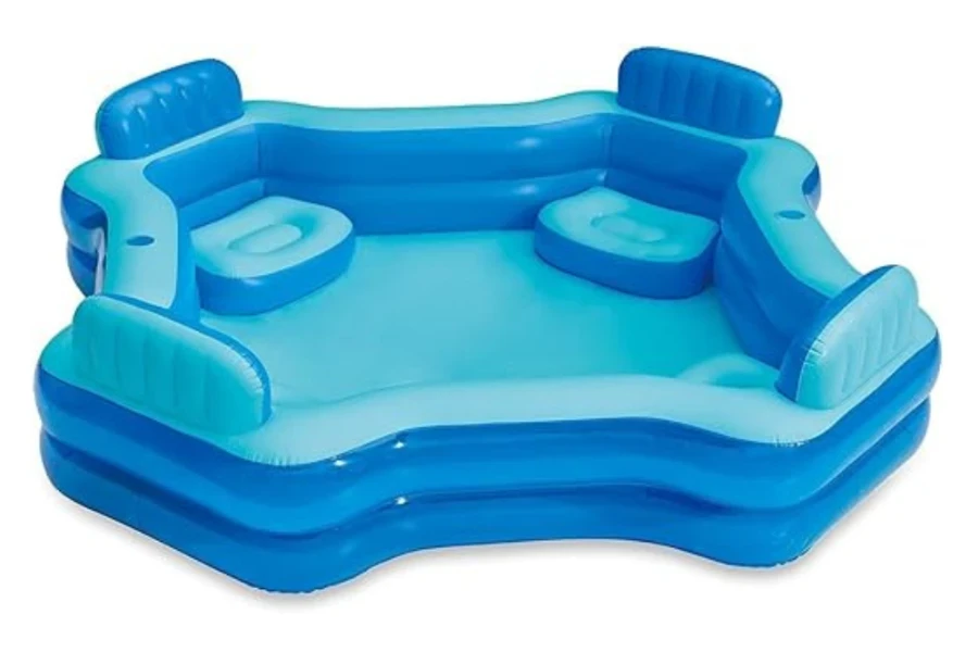 Kolam lounge berwarna biru terbuat dari bahan PVC