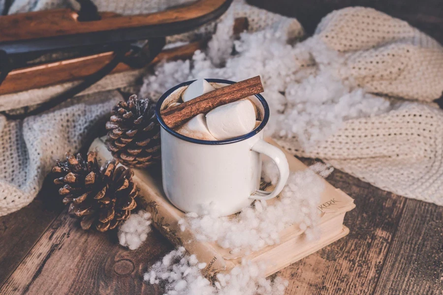 uma xícara de chocolate quente com marshmallow quente