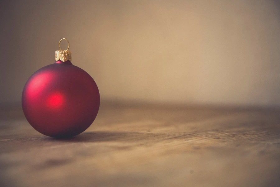 Um ornamento vermelho escuro em uma superfície