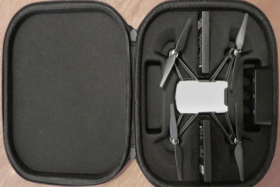 Un drone et une batterie dans une mallette de transport noire