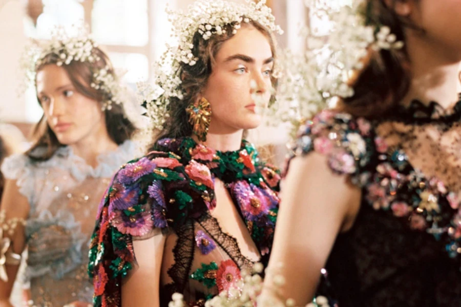 une fille portant un bandeau à fleurs