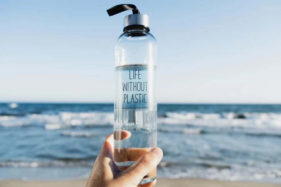 une bouteille en verre avec un slogan environnemental