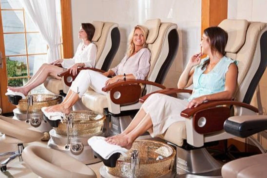 Salón De Belleza Con Una Línea De Pedicura Con Sillones De