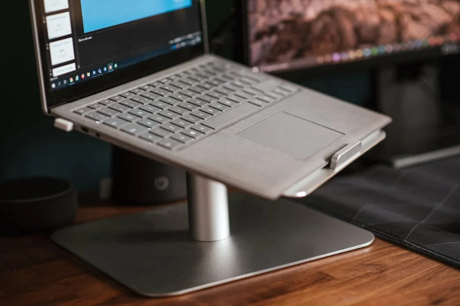 Un ordinateur portable sur un support de bureau en aluminium