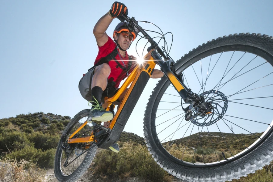 um homem pulando com uma mountain bike elétrica