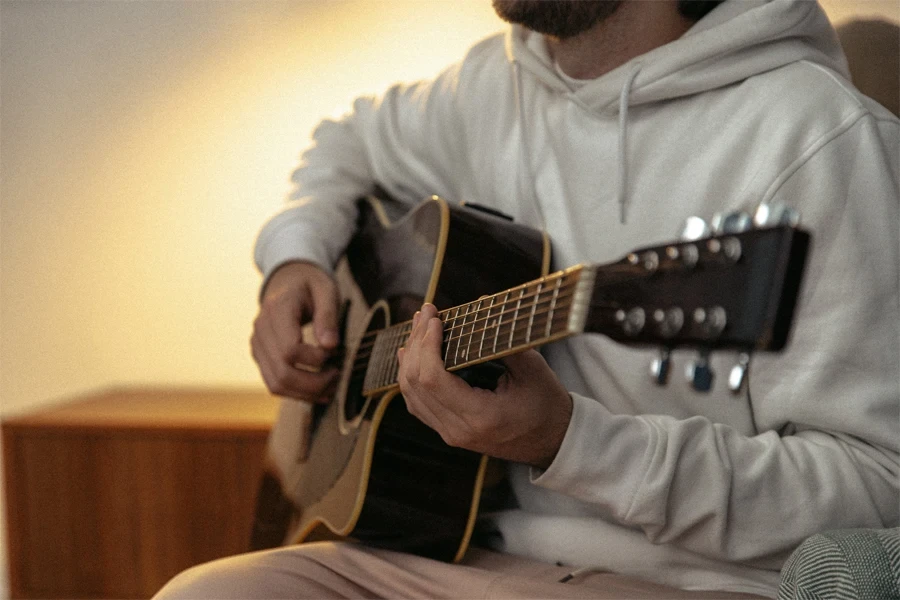 un homme jouant de la guitare