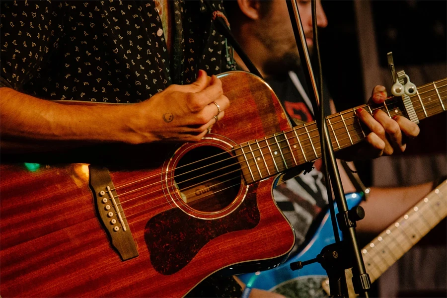 un homme jouant de la guitare