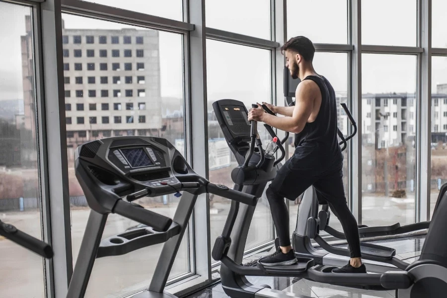 Un uomo che si allena su un trainer ellittico