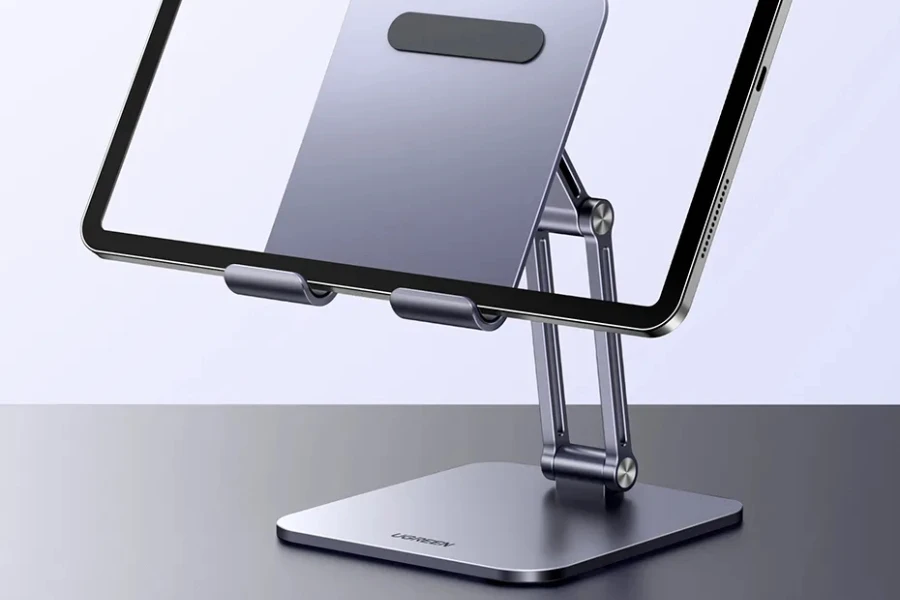 Um suporte metálico elevado com moldura para tablet