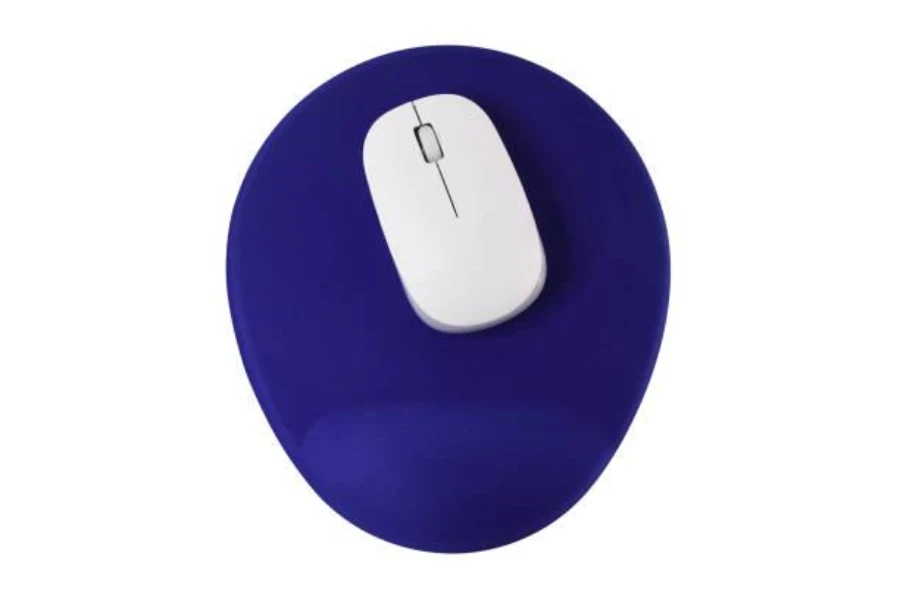 Mouse di atas mouse pad dengan desain yang sederhana