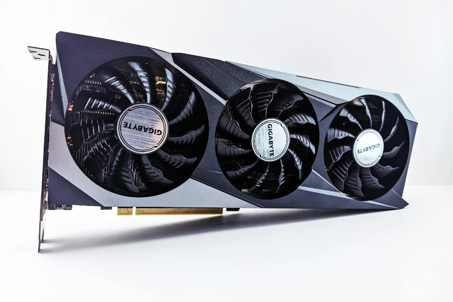 Un GPU multicolore avec trois ventilateurs