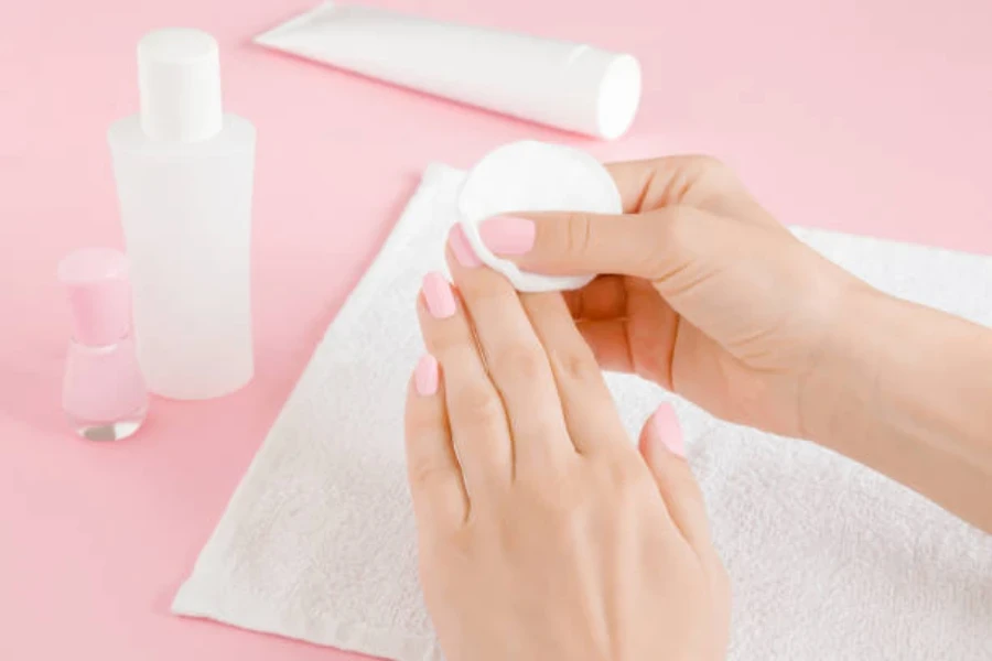 Une personne utilisant un dissolvant pour vernis à ongles