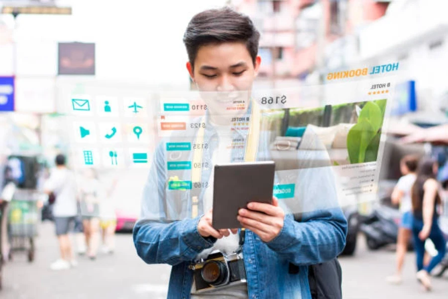 Une personne utilisant une technologie de voyage sur une tablette