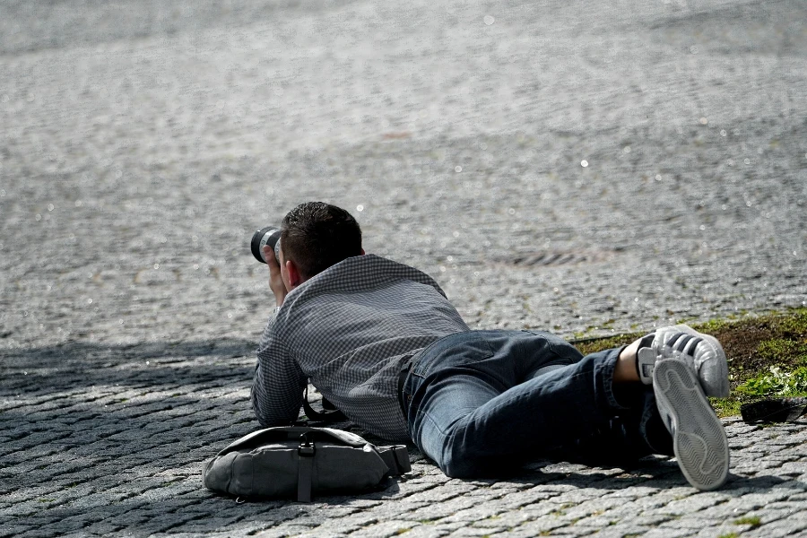 Um fotógrafo fotografando em uma rua