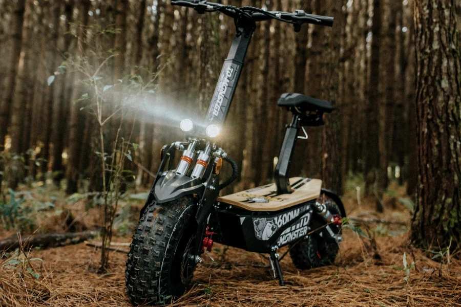 Uma scooter com farol na floresta