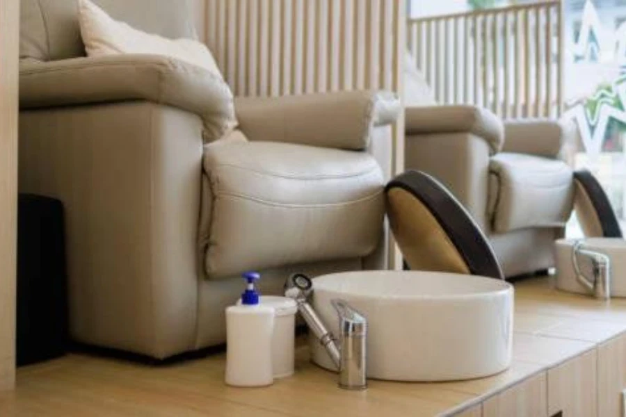 Salón De Belleza Con Una Línea De Pedicura Con Sillones De