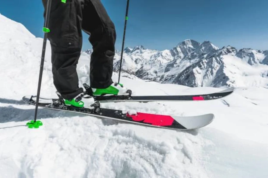 Un skieur portant des chaussures de ski et des fixations compatibles