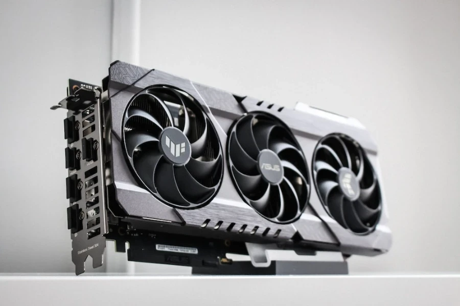 Uma GPU branca com três ventoinhas