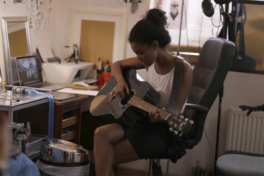 une femme jouant de la guitare