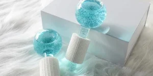 Un par de globos de hielo con empuñaduras de goma blancas.