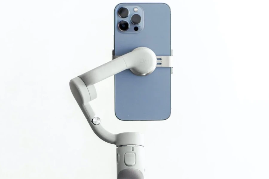 Blaues iPhone in einem weißen Stativ, das auf einem Tisch sitzt