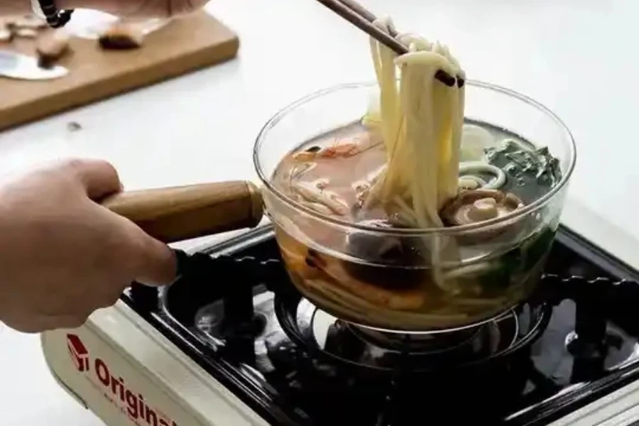 Padella in vetro borosilicato con manico in legno