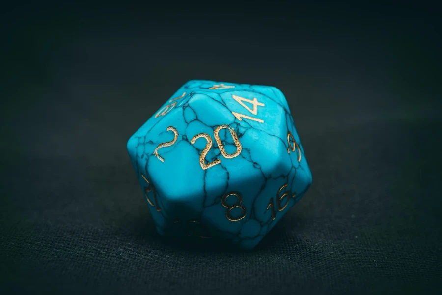 Troquel D20 azul brillante con números pintados en oro