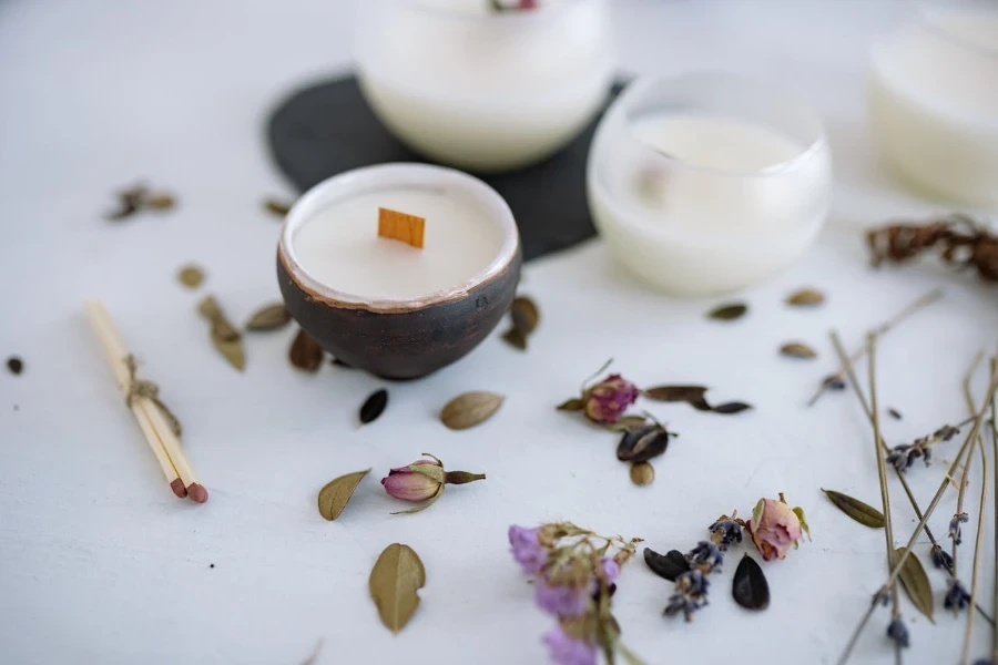 Bougie dans un pot en céramique sur une surface blanche