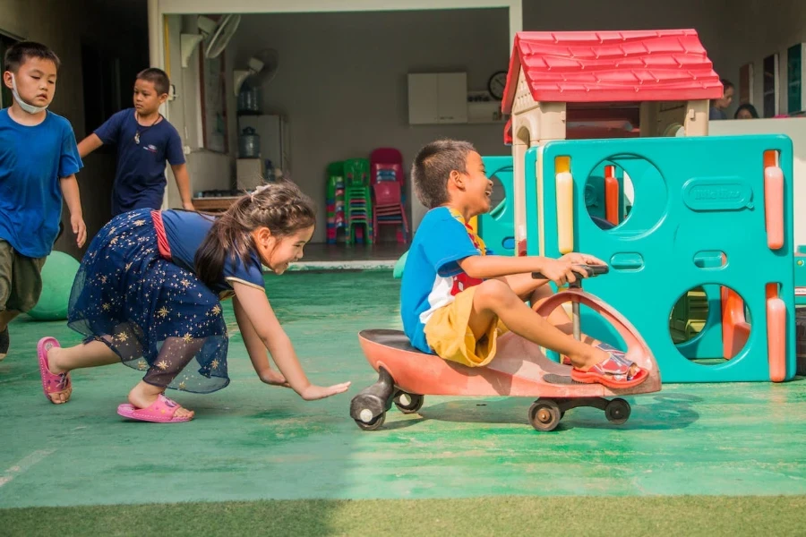 Kinder spielen zusammen