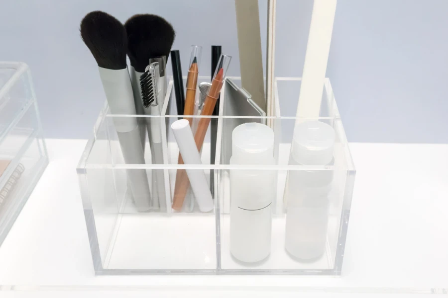 Cómo organizar y limpiar las brochas  Acrylic organizer makeup, Makeup  organization, Makeup storage organization