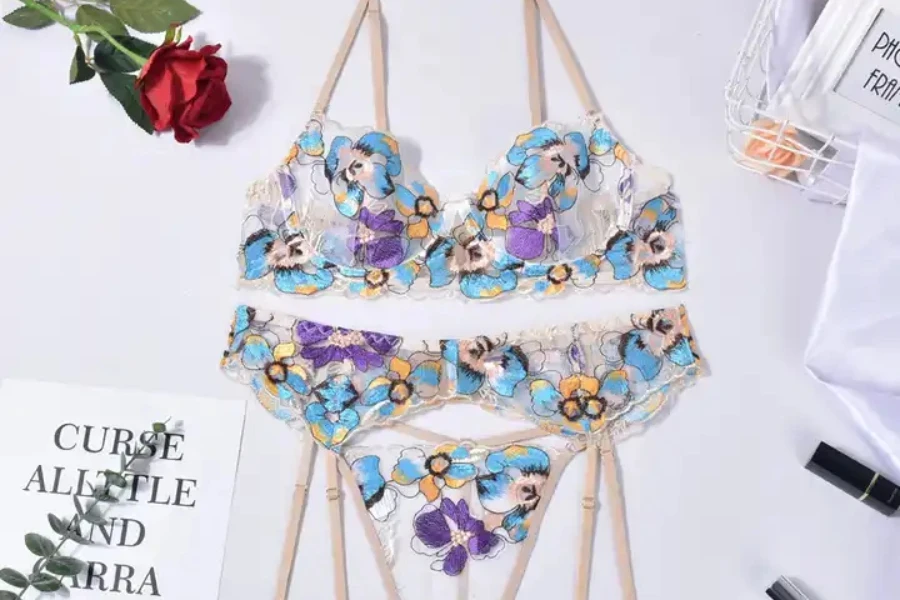 Conjuntos de lingerie bordados