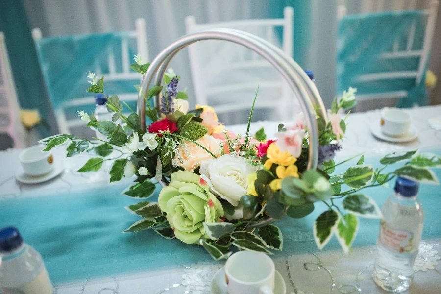 Flores dispuestas en un centro de mesa de boda.