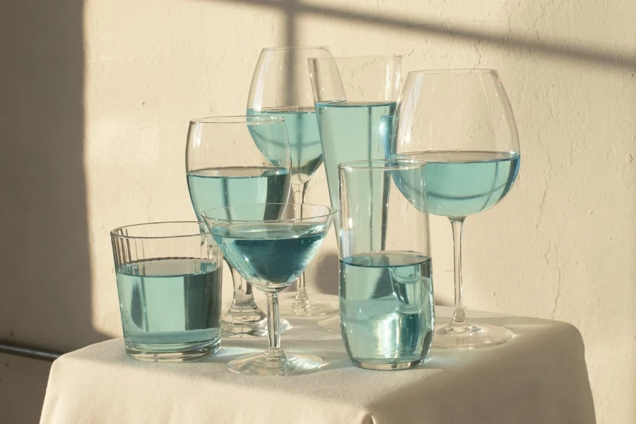 ensembles de verrerie avec boisson bleue