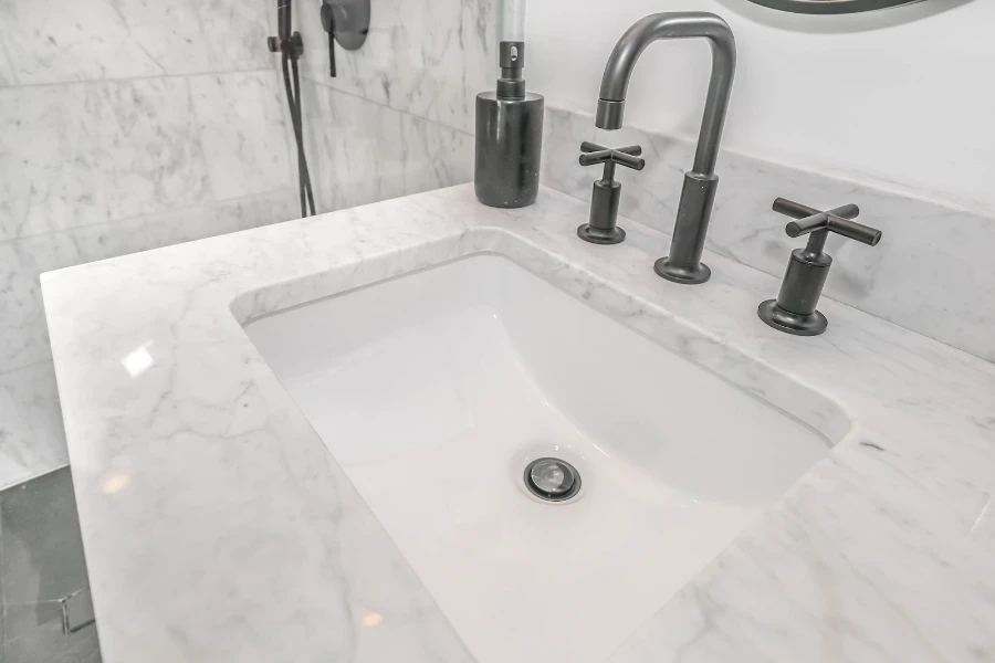 Piano in marmo grigio con lavabo sottopiano per bagno