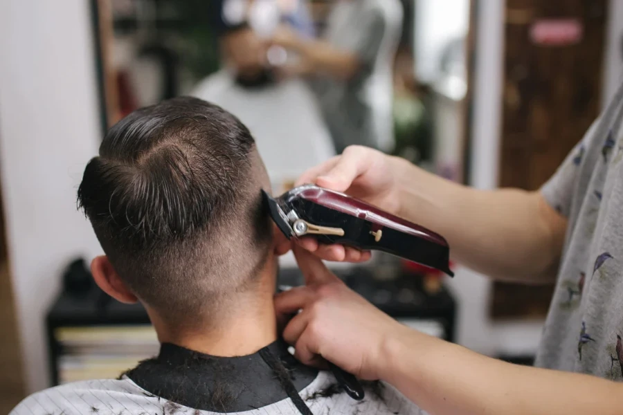 Parrucchino per capelli umani appena installato da uno stilista