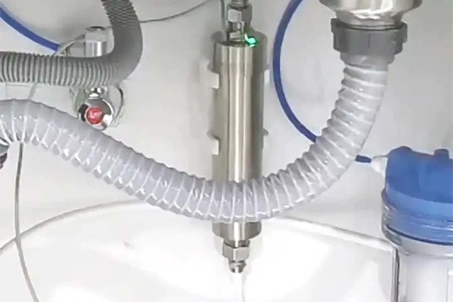 Imagen de la instalación del filtro de agua UV debajo del fregadero