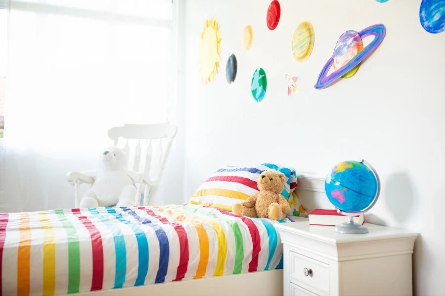 Decoração de quarto infantil com enfeites de parede colocados na parede