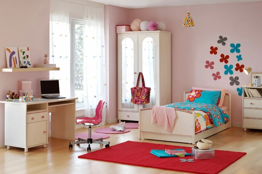 Habitación infantil con vinilos pegados en la pared.