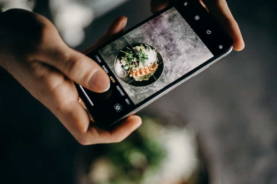 Pessoa tirando uma foto de comida com as linhas de grade do iPhone ativadas