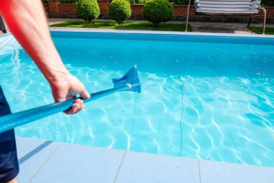 Nettoyeur De Piscine Homme En Chemise Bleue Avec équipement De Nettoyage  Pour Piscines Services De Nettoyage De Piscine