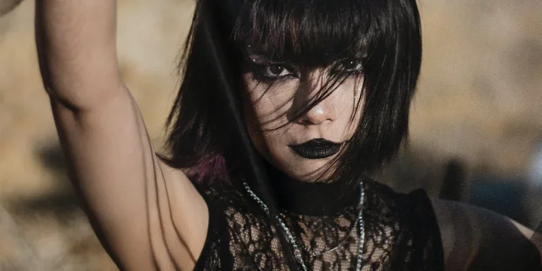 Orang dengan mata smokey dan bibir hitam