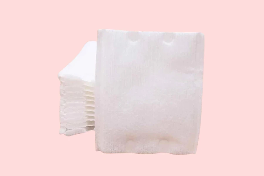 Tampons de coton à bord pressé sur fond rose