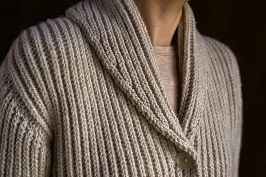 Strickjacke mit Schalkragen