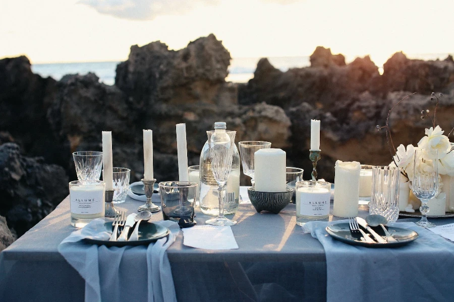 Table dressée avec des bougies blanches