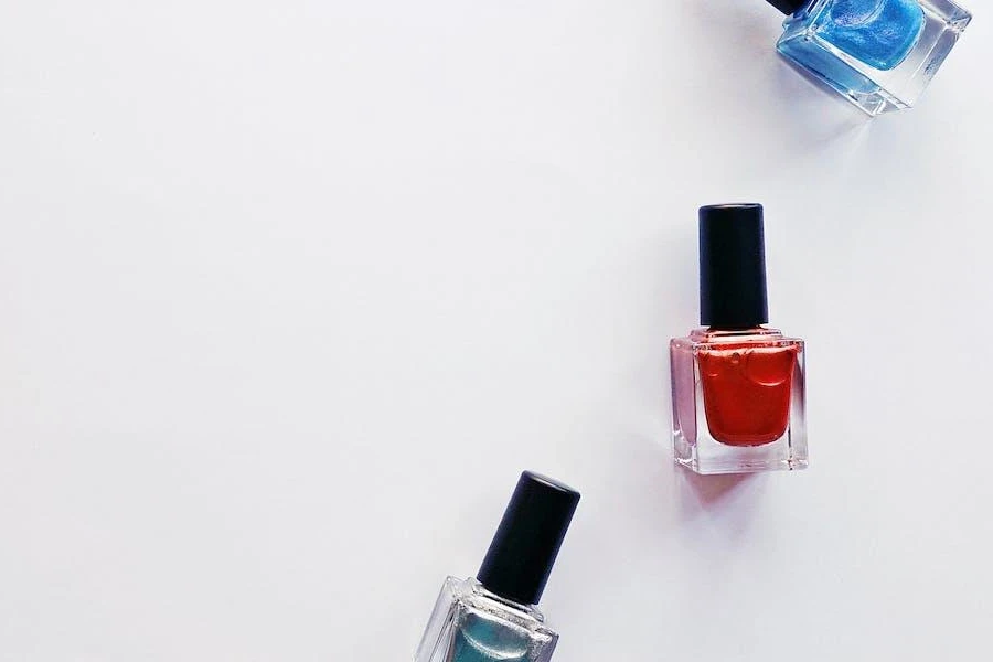 Tres esmaltes de gel sobre un fondo blanco.