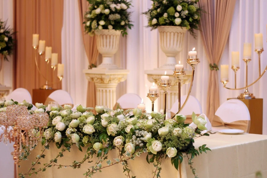 Hochzeitstisch mit Blumen und Kerzen geschmückt